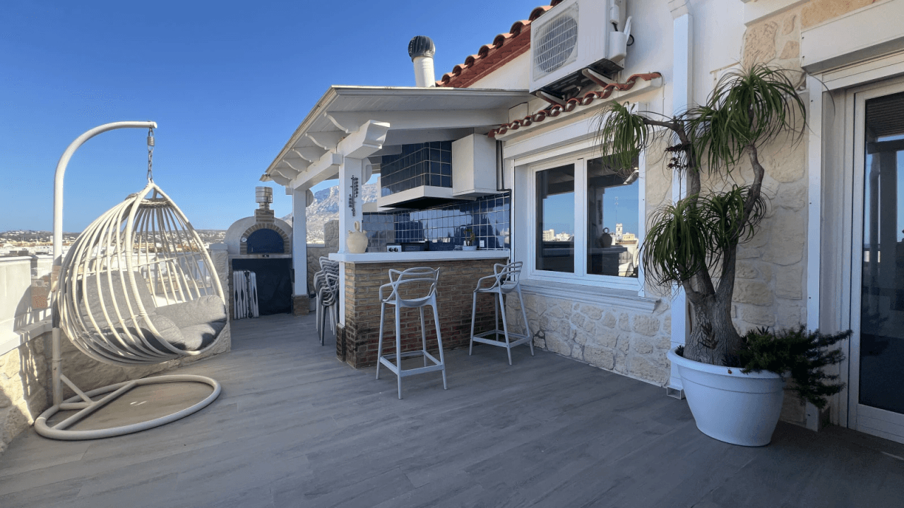 Ático Dúplex Reformado con Terraza de 50 m Vistas al Mar y al Castillo