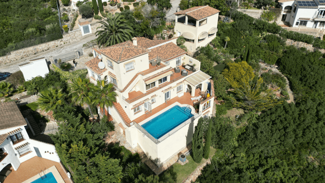 Villa única con magníficas vistas al mar y a la montaña en Monte Pego