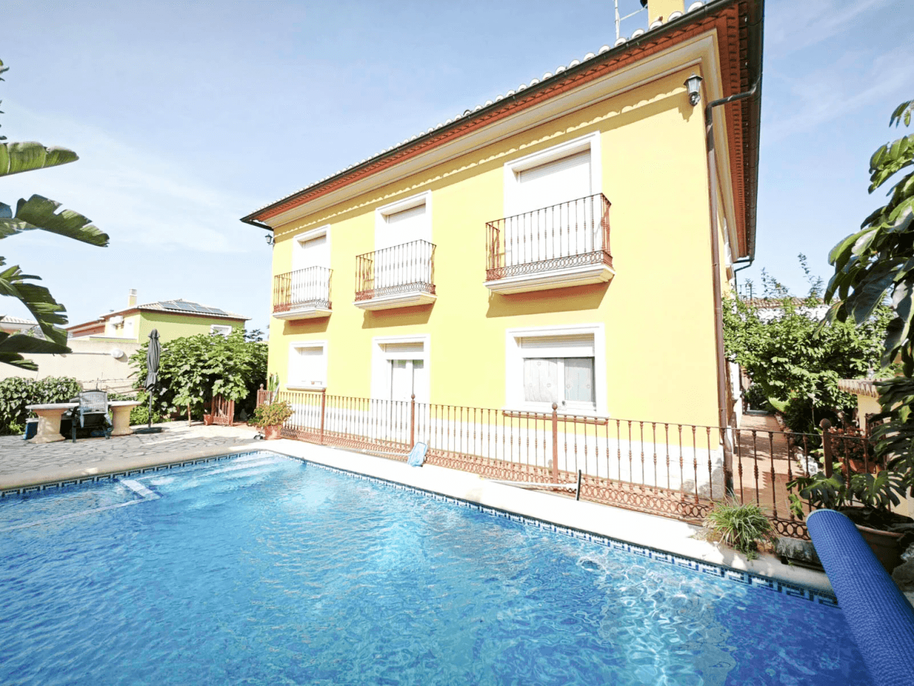 Villa of 270 m2 with pool for sale in Pedreguer, residential area a stone's throw from the center