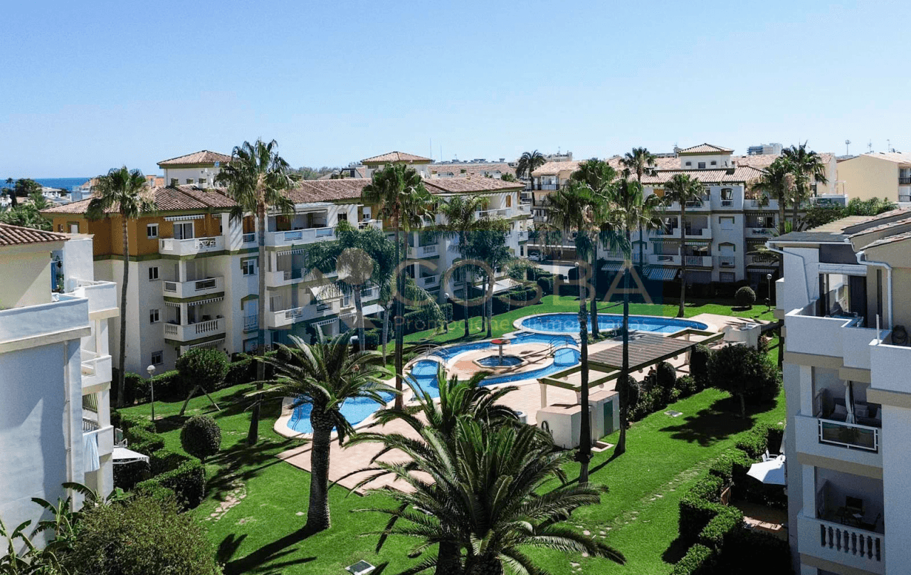 Planta baja de 2 dormitorios con amplia terraza y piscina