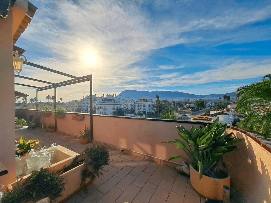 Penthouse avec grande terrasse et piscine à vendre à Dénia plage.