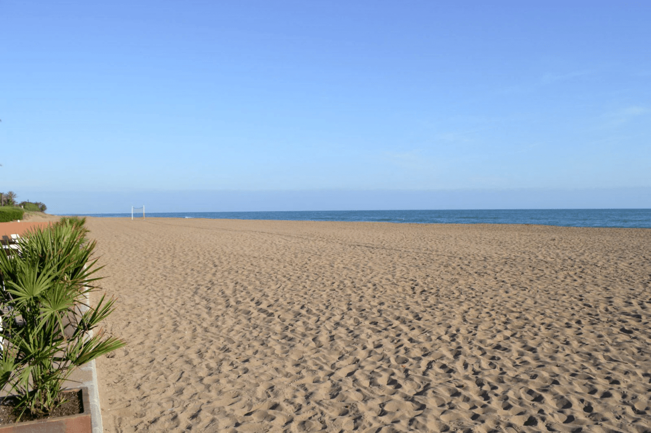 Apartamento 2 dormitorios con piscina al lado del mar, zona Las Brisas