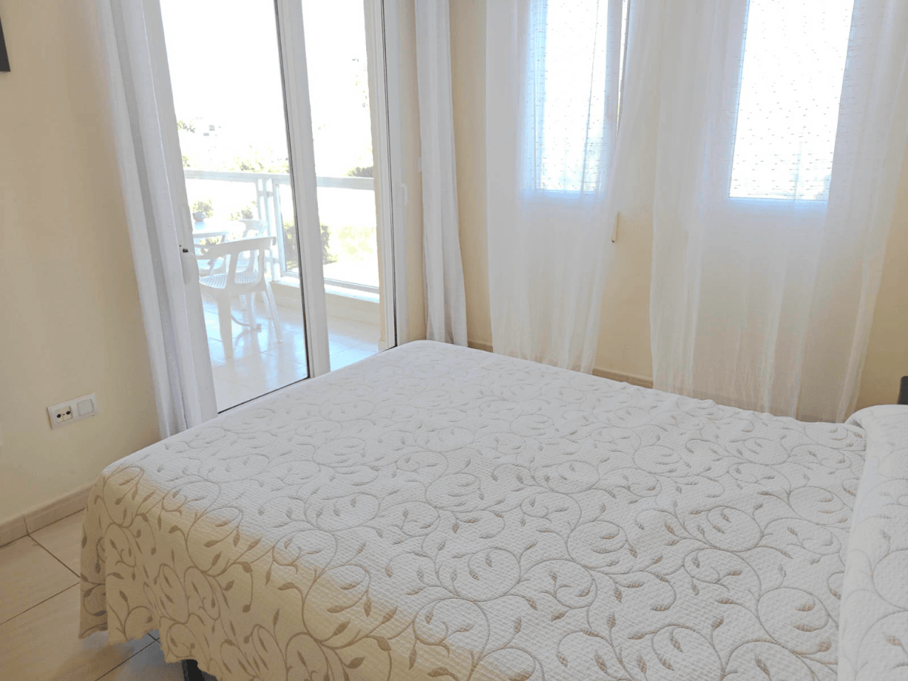 Apartamento 2 dormitorios con piscina al lado del mar, zona Las Brisas