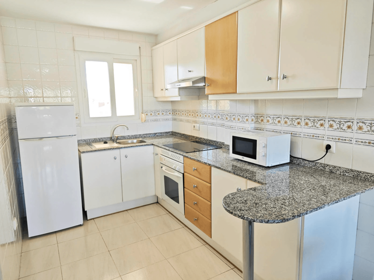 Apartamento 2 dormitorios con piscina al lado del mar, zona Las Brisas