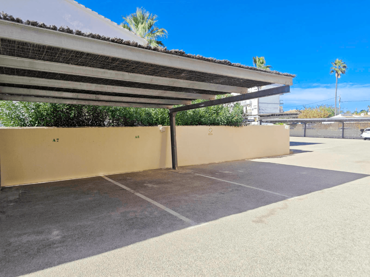 Apartamento 2 dormitorios con piscina al lado del mar, zona Las Brisas