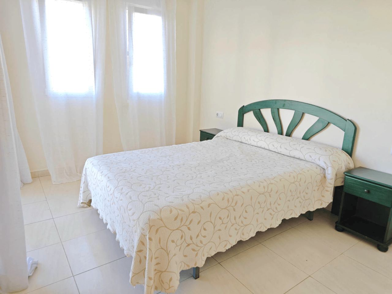 Apartamento 2 dormitorios con piscina al lado del mar, zona Las Brisas