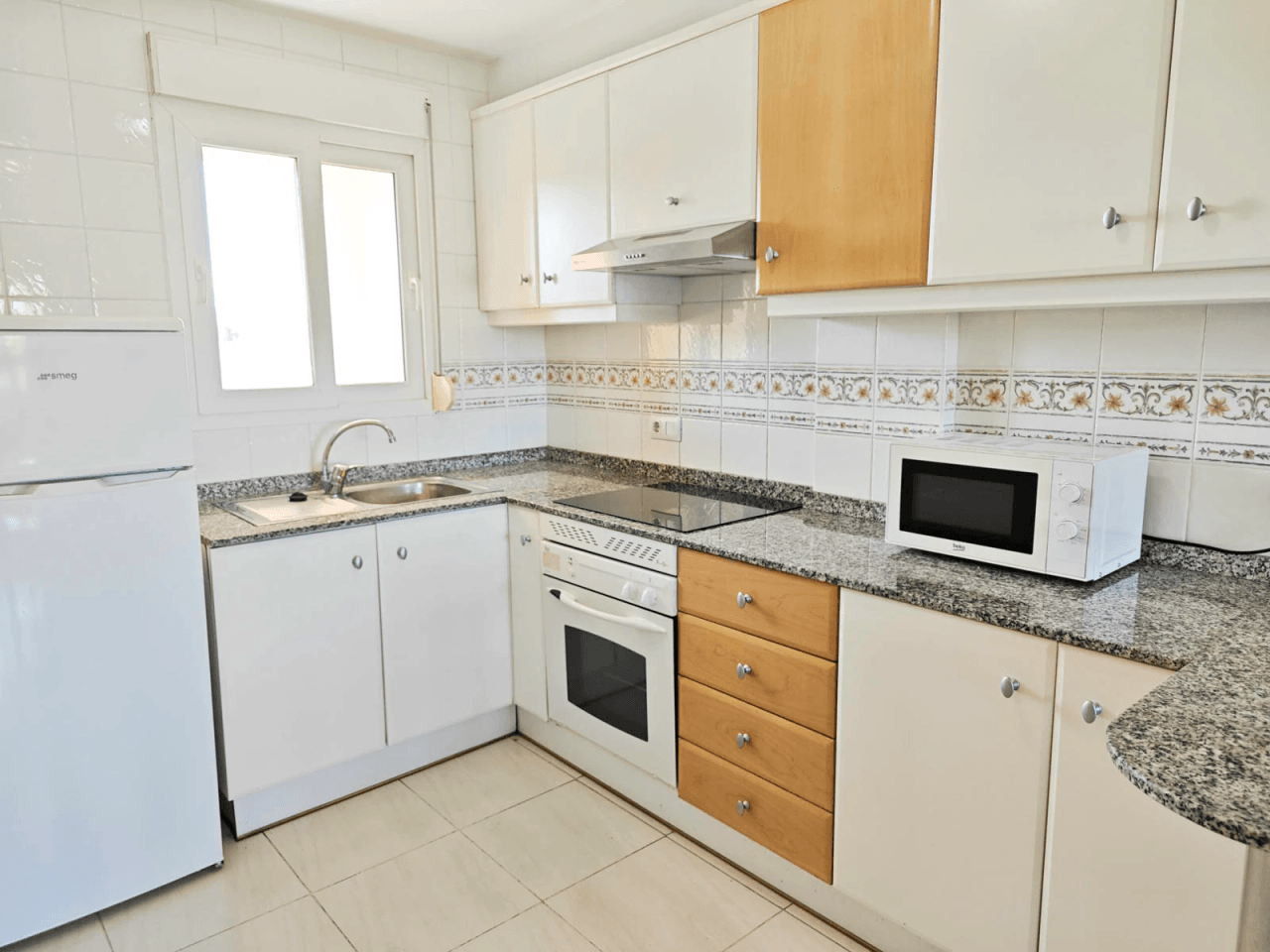 Apartamento 2 dormitorios con piscina al lado del mar, zona Las Brisas