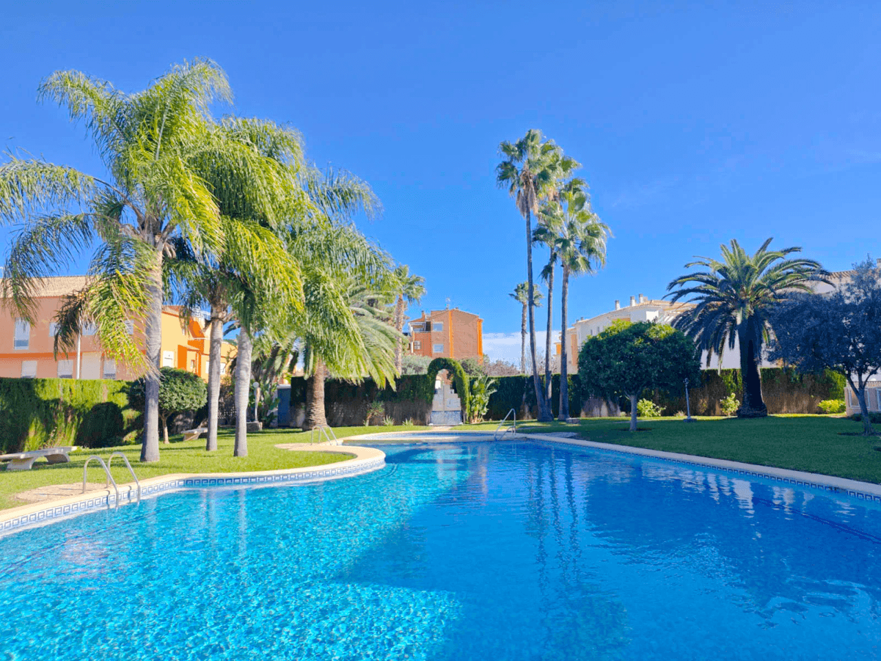 Apartamento 2 dormitorios con piscina al lado del mar, zona Las Brisas