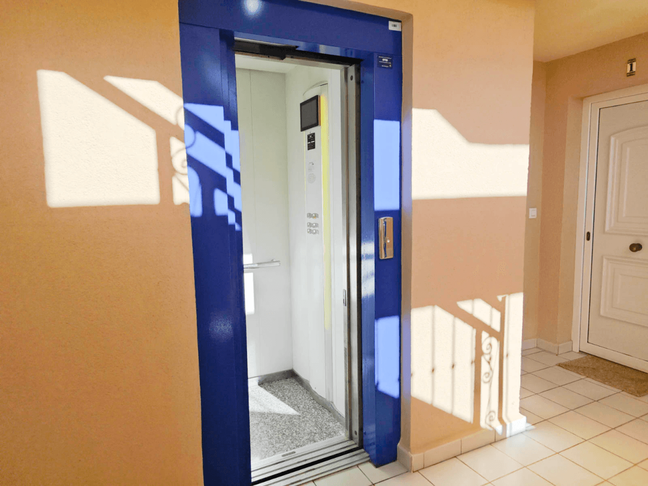 Apartamento 2 dormitorios con piscina al lado del mar, zona Las Brisas