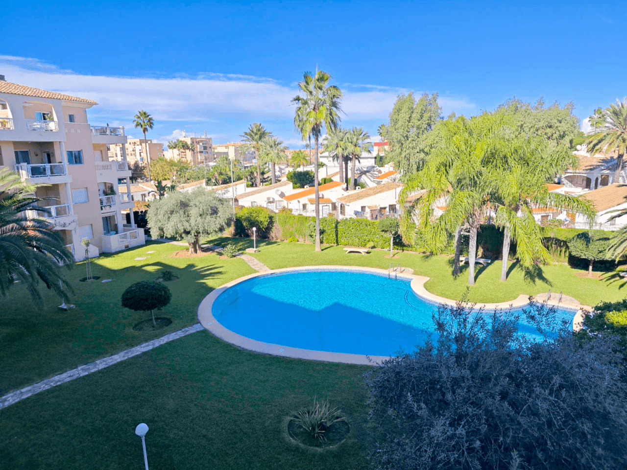 Apartamento 2 dormitorios con piscina al lado del mar, zona Las Brisas