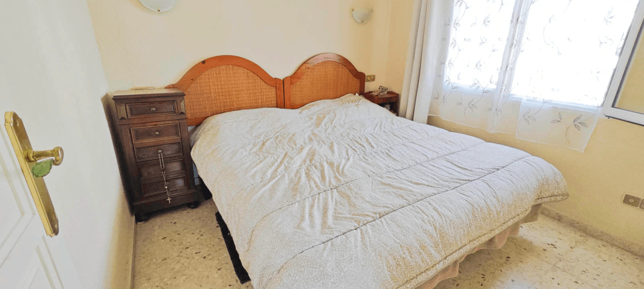 Bare ownership for sale in Dénia, 400 meters from the beach.