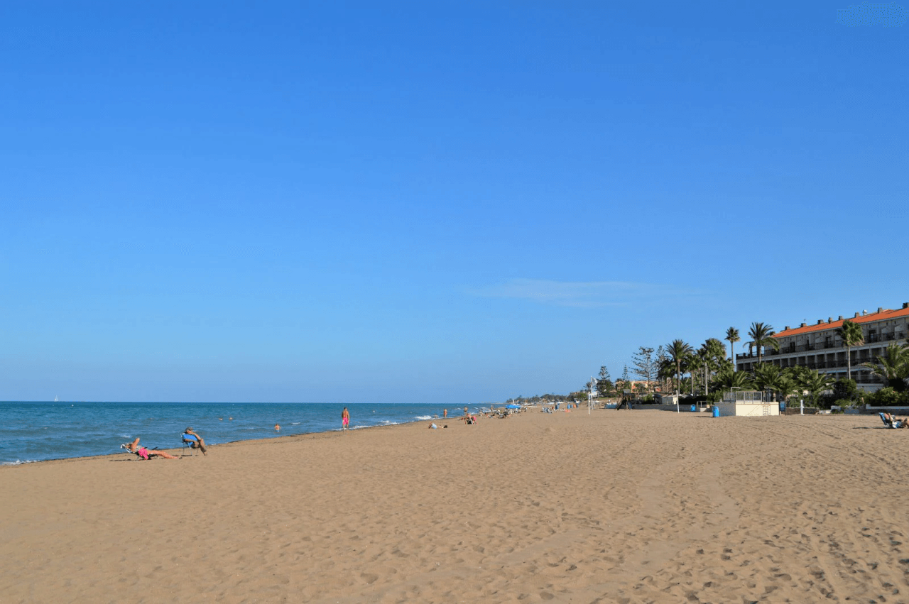 Bare ownership for sale in Dénia, 400 meters from the beach.