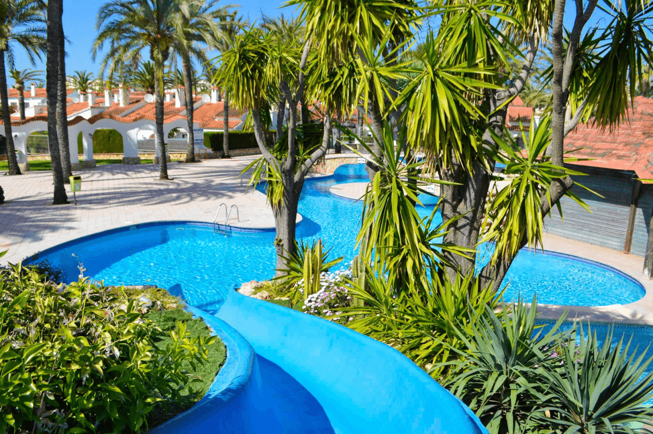 Bare ownership for sale in Dénia, 400 meters from the beach.