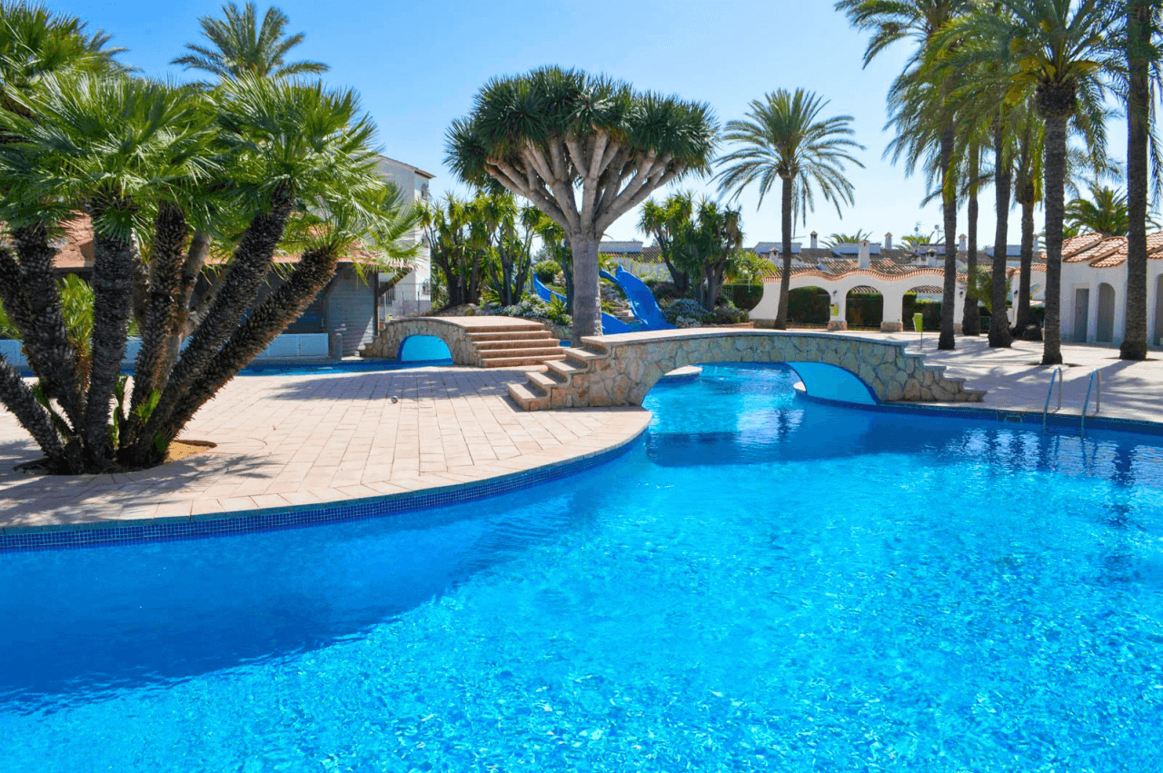 Bare ownership for sale in Dénia, 400 meters from the beach.