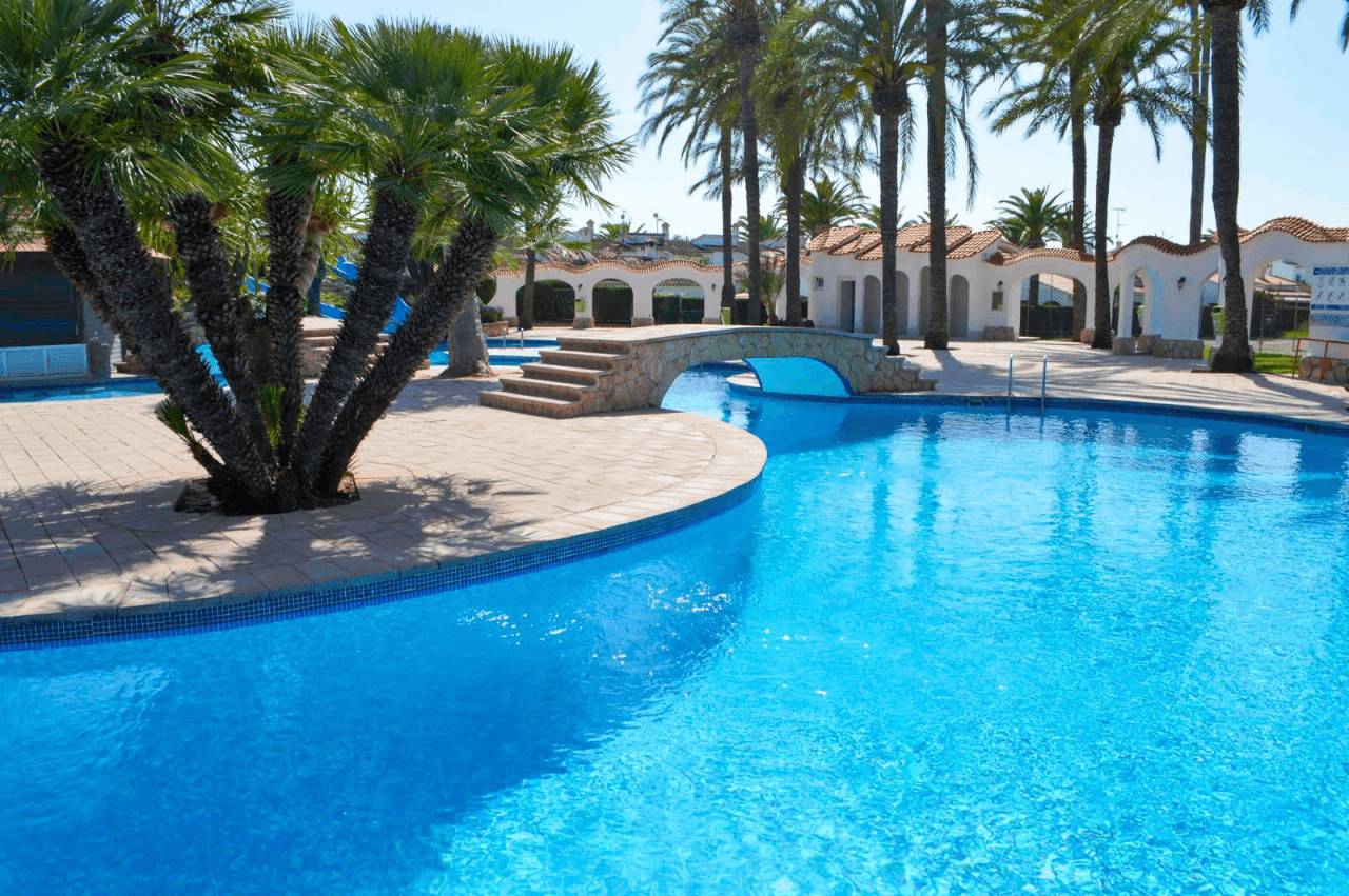 Bare ownership for sale in Dénia, 400 meters from the beach.