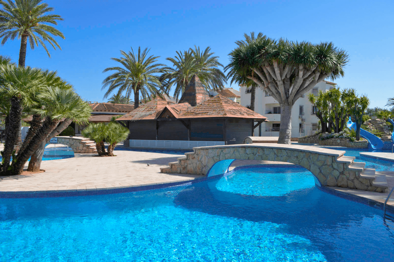 Bare ownership for sale in Dénia, 400 meters from the beach.