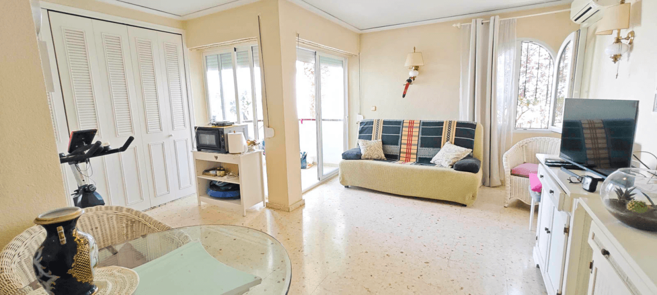 Bare ownership for sale in Dénia, 400 meters from the beach.