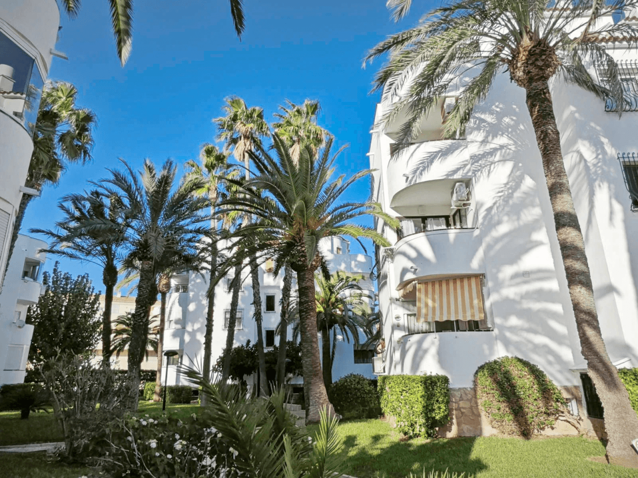 Bare ownership for sale in Dénia, 400 meters from the beach.