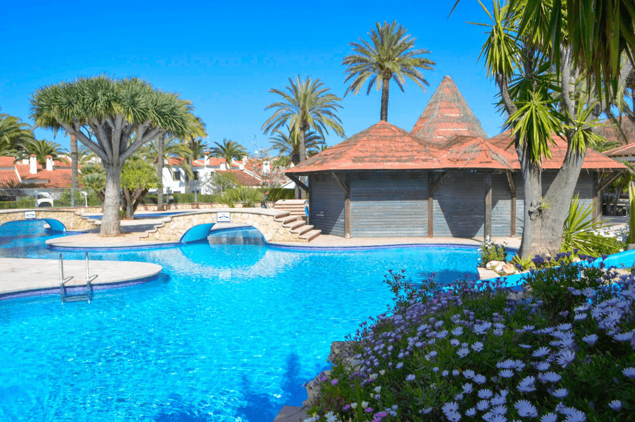 Bare ownership for sale in Dénia, 400 meters from the beach.