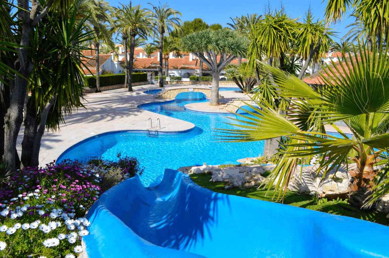 Bare ownership for sale in Dénia, 400 meters from the beach.