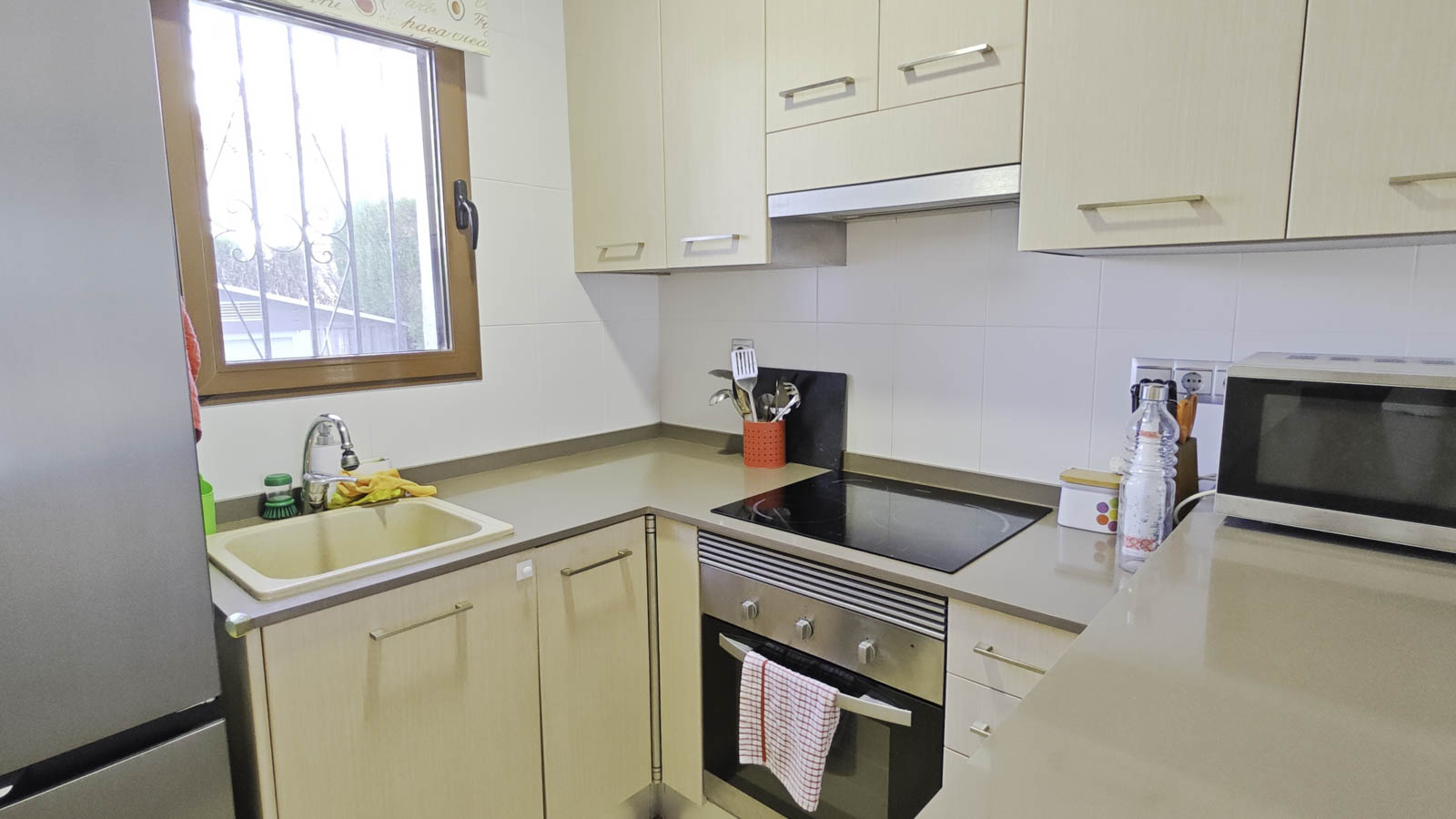 Three-bedroom townhouse, 52 m² terrace, and south-facing in Las Marinas.