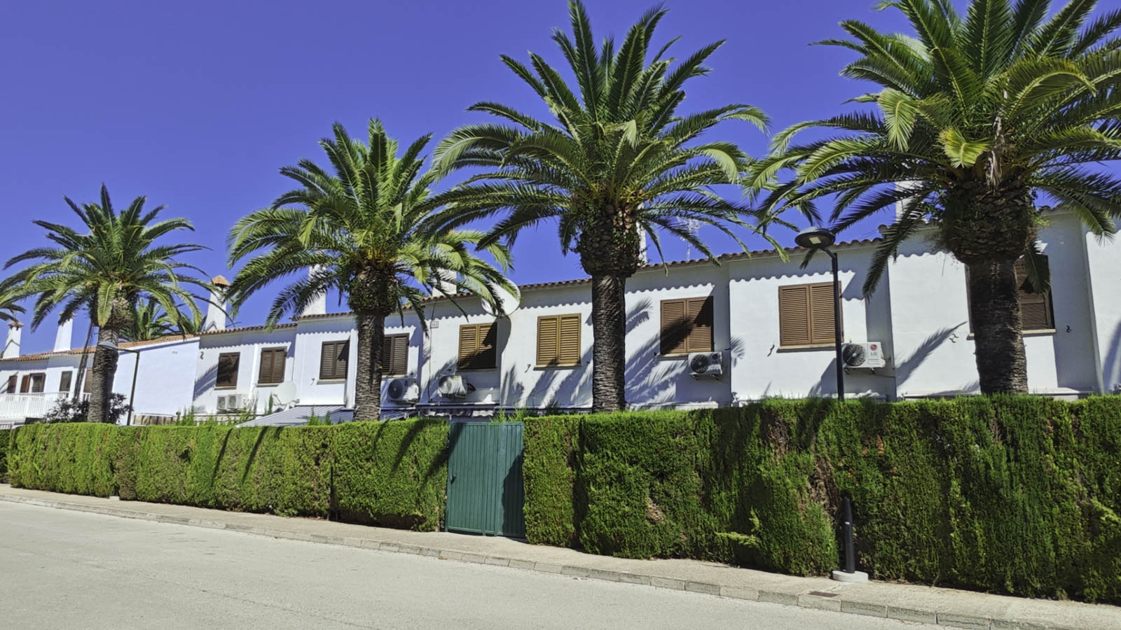 Three-bedroom townhouse, 52 m² terrace, and south-facing in Las Marinas.