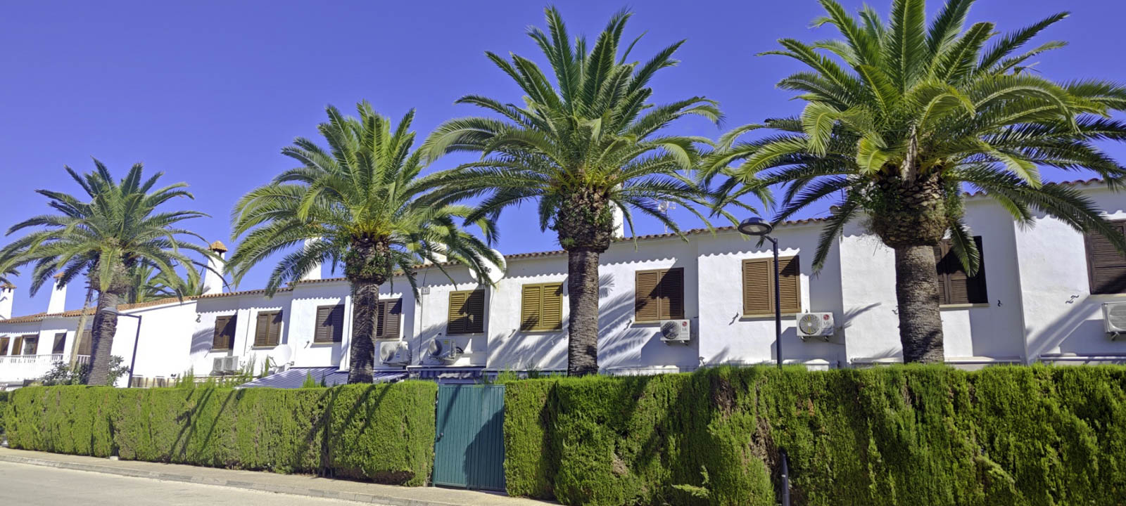 Three-bedroom townhouse, 52 m² terrace, and south-facing in Las Marinas.