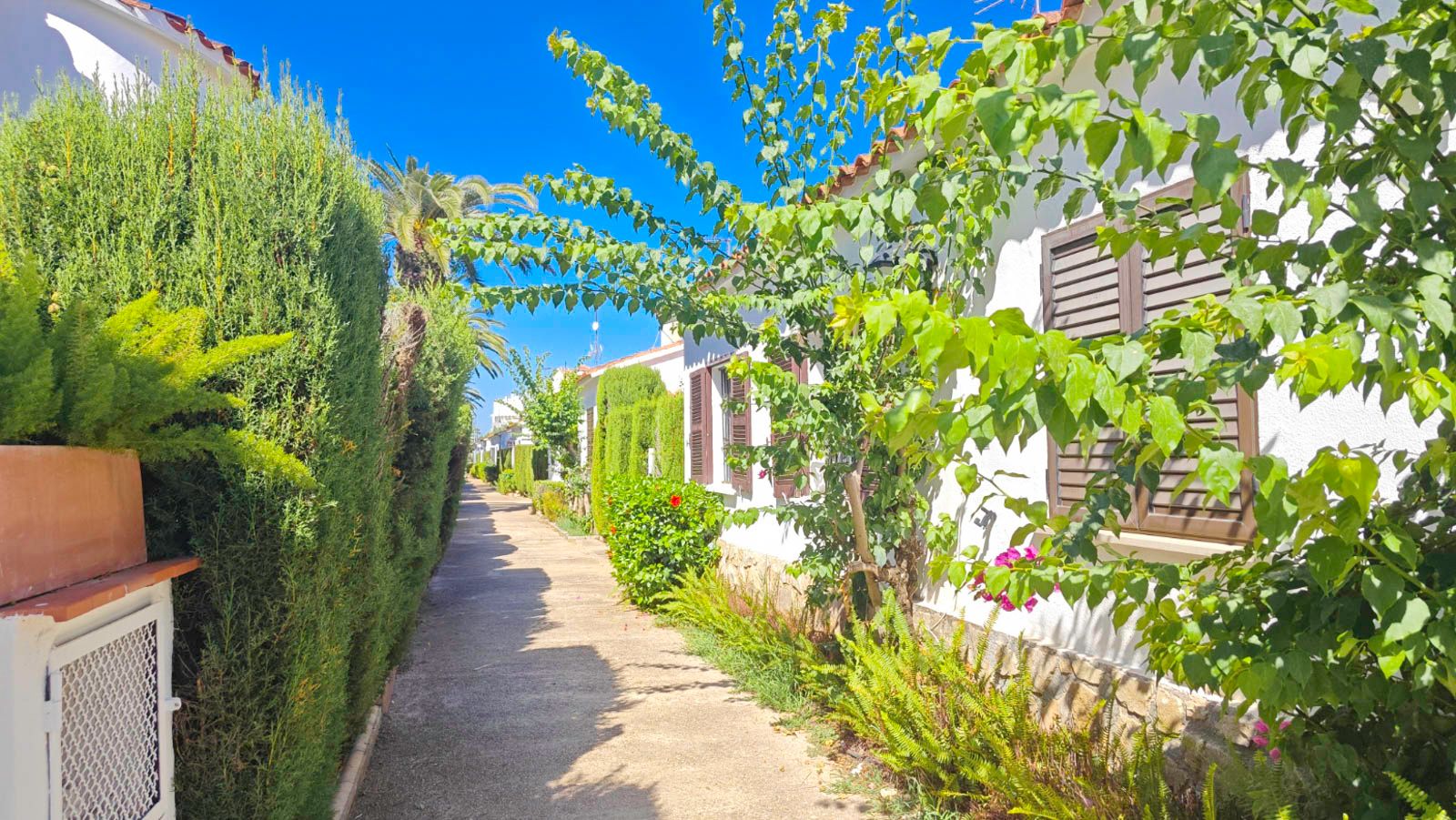 Three-bedroom townhouse, 52 m² terrace, and south-facing in Las Marinas.