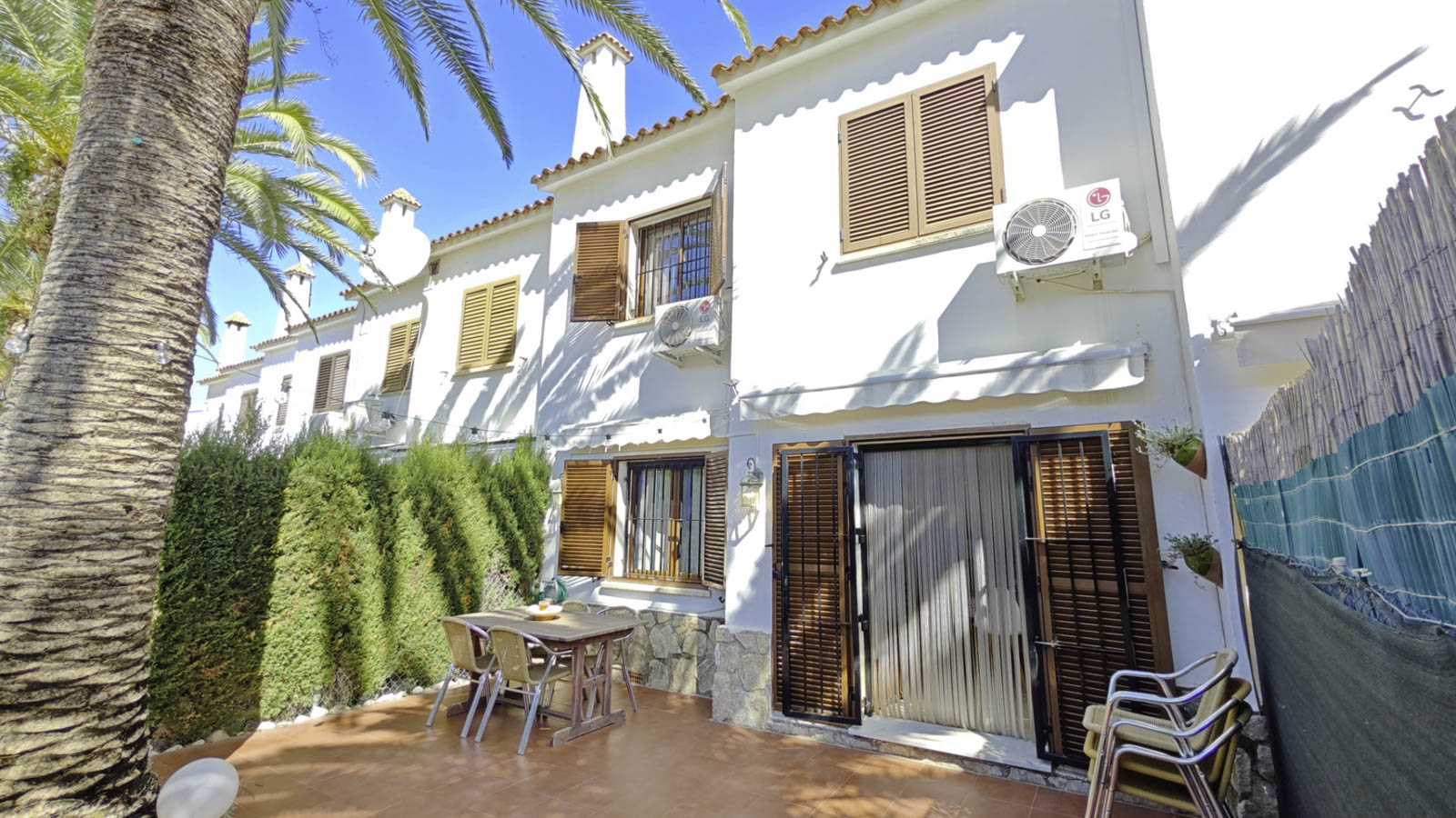 Three-bedroom townhouse, 52 m² terrace, and south-facing in Las Marinas.