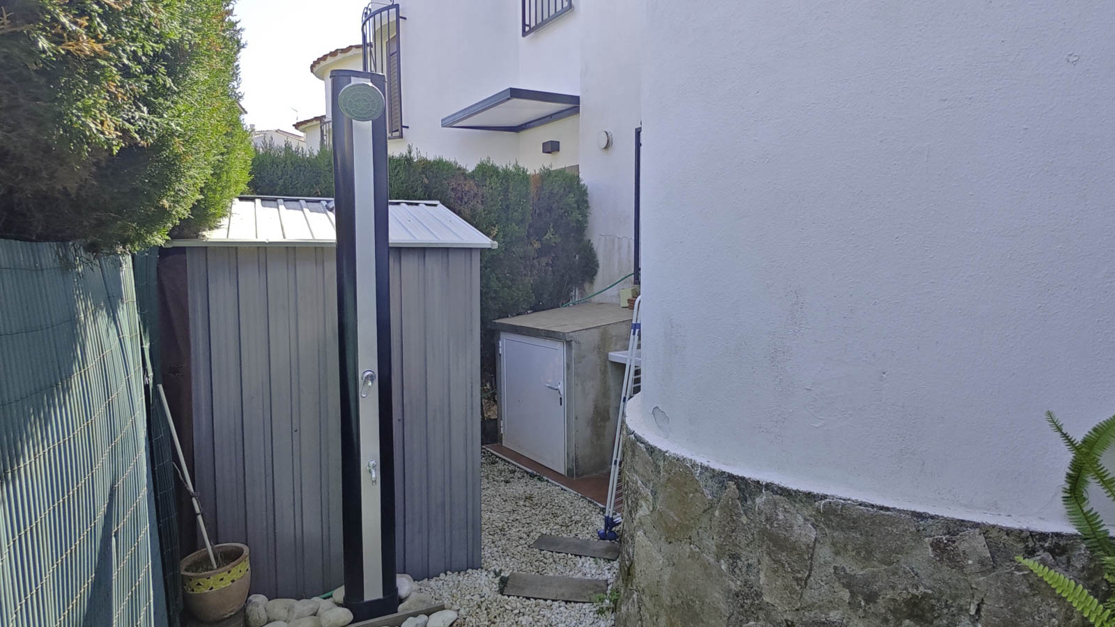 Three-bedroom townhouse, 52 m² terrace, and south-facing in Las Marinas.