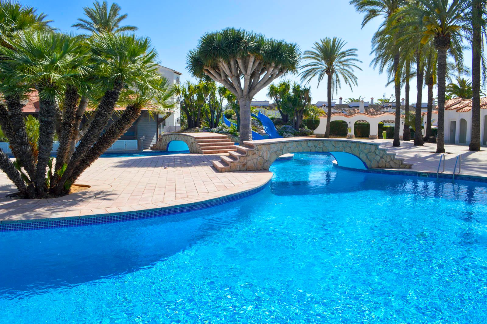 Three-bedroom townhouse, 52 m² terrace, and south-facing in Las Marinas.