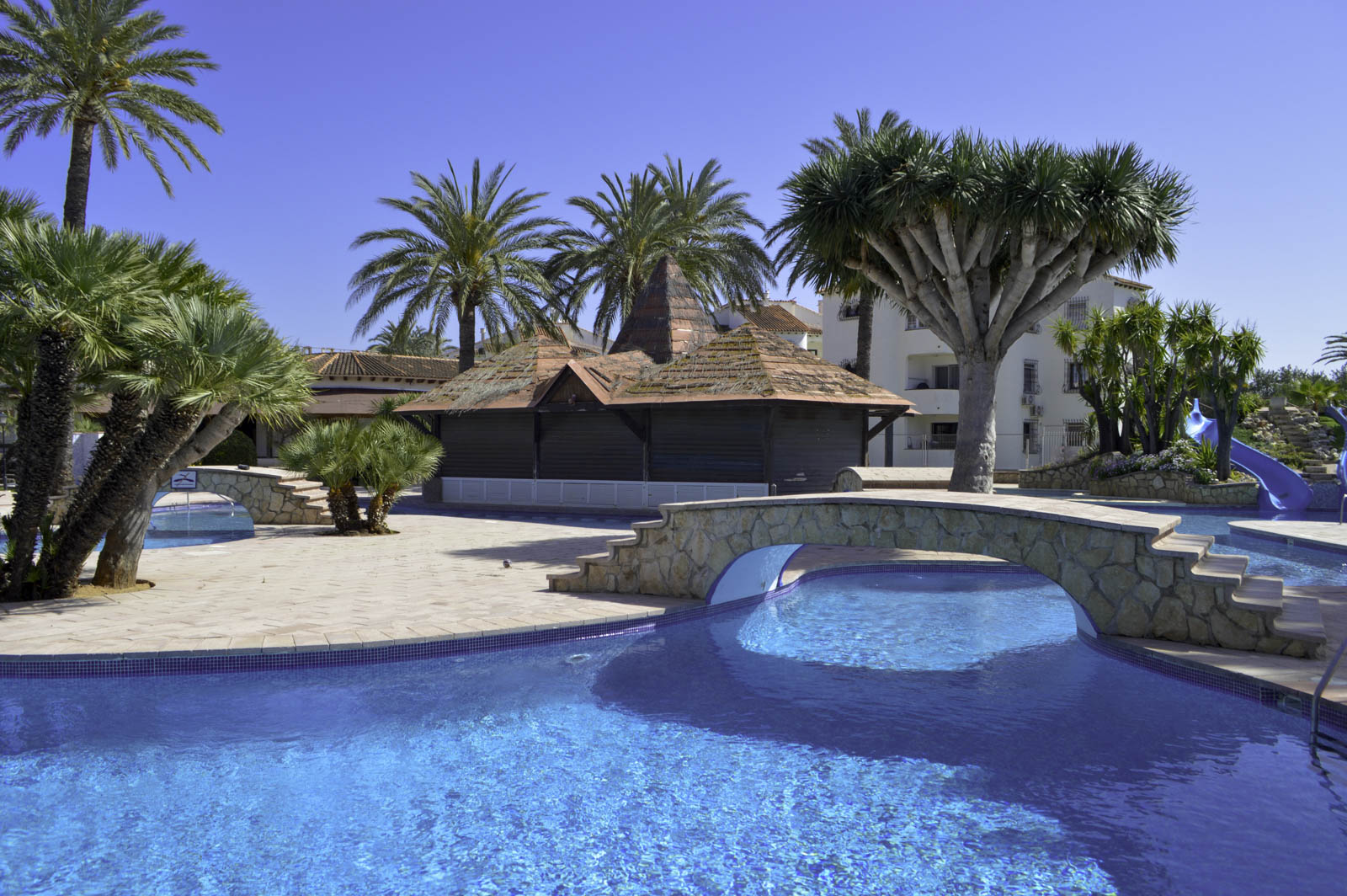 Three-bedroom townhouse, 52 m² terrace, and south-facing in Las Marinas.