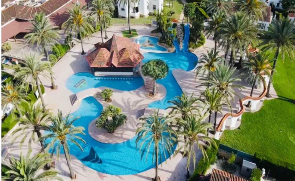Three-bedroom townhouse, 52 m² terrace, and south-facing in Las Marinas.