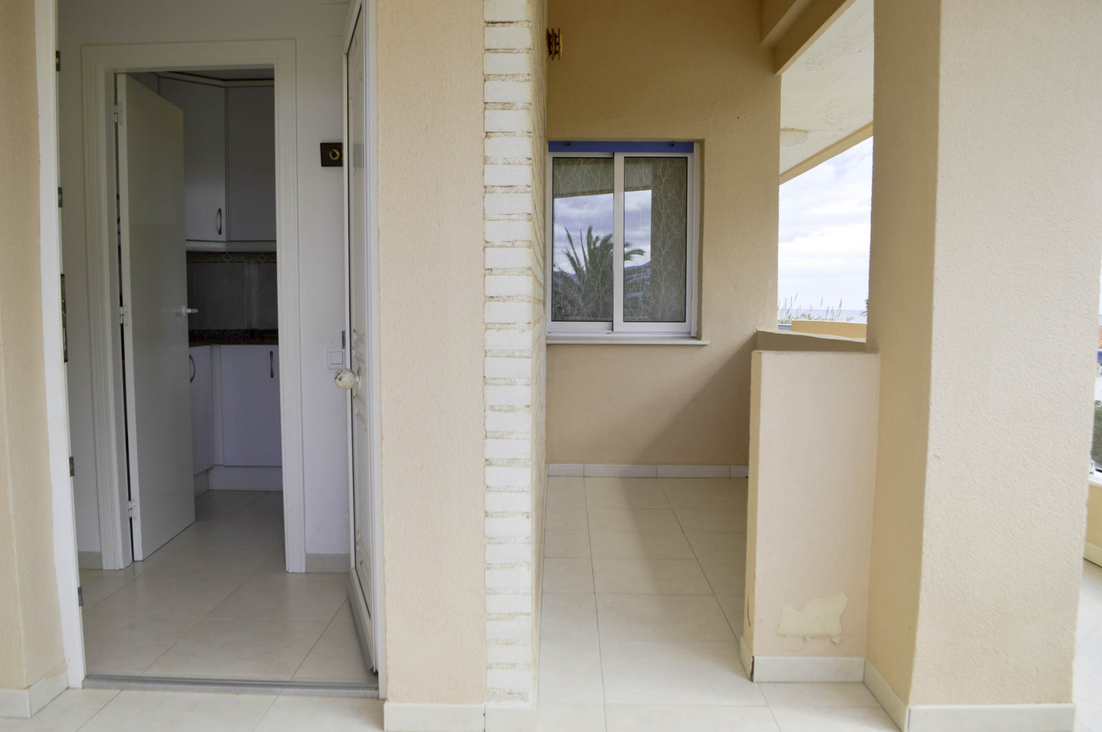 2-bedroom apartment with sea views and direct access to sandy beach