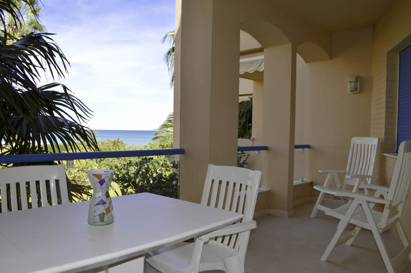 2-bedroom apartment with sea views and direct access to sandy beach