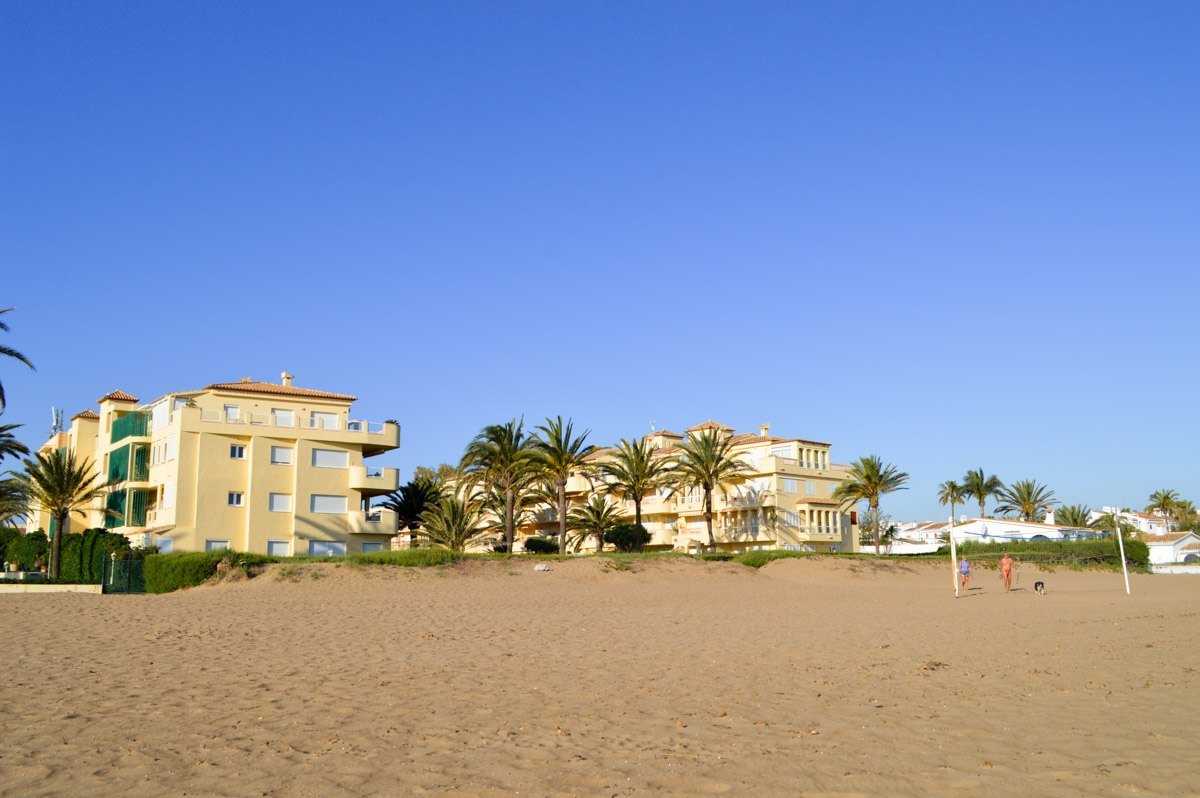 Apartment with front sea views, direct access to the sandy beach in Las Brisas