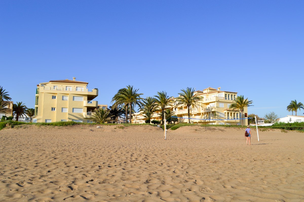 Apartment with front sea views, direct access to the sandy beach in Las Brisas