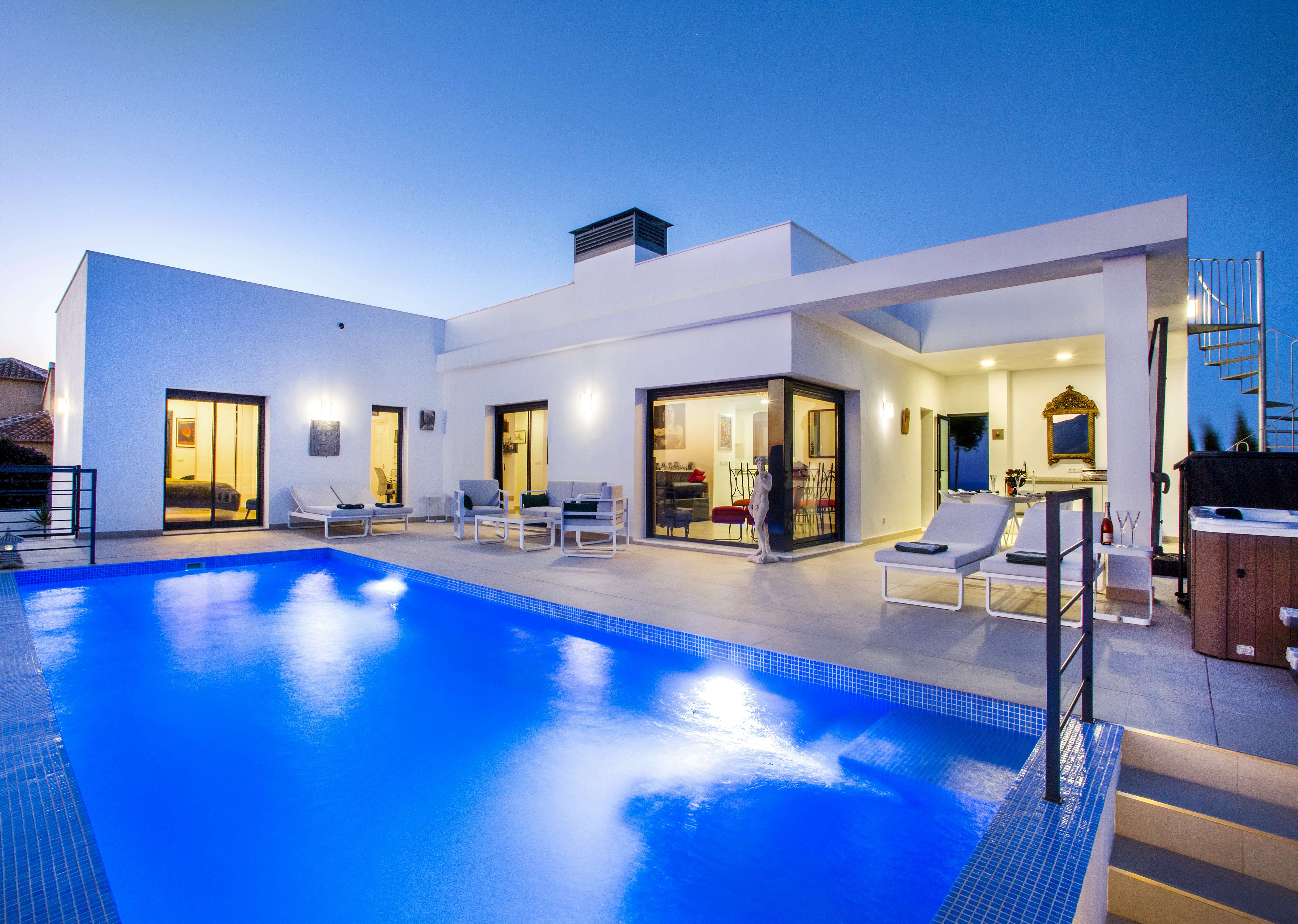 Neuebau Villa mit 3 Schlafzimmern modernen Baustiel mit pool