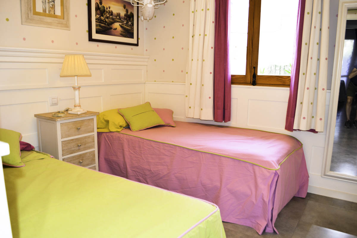 Apartamento planta baja de 2 dormitorios en primera línea de playa en venta en Dénia